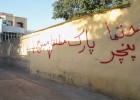 با دیوارنویسی های غیرمجاز سطح شهر فرون‌آباد برخورد می‌شود
